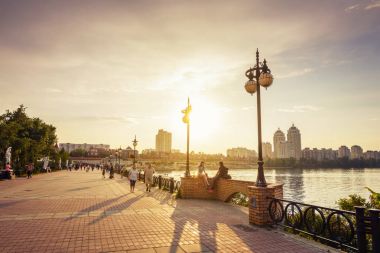 Dnieper quay, Obolon bölge, Kiev, Ukrayna başkentinde t