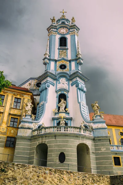 Bell Tower of the Blue Abbey Church ao longo das margens do Danúbio — Fotografia de Stock
