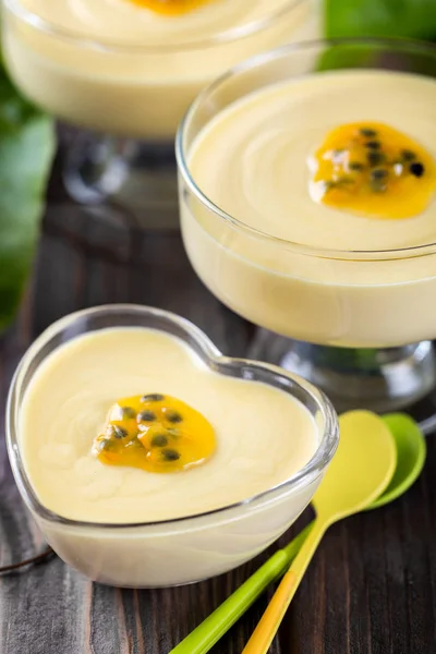 Passion fruit mousse vertical composition with colorful spoons — Stock Photo, Image