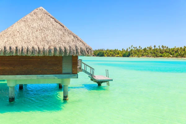 Über Wasserbungalows mit Stufen in die grüne Lagune — Stockfoto