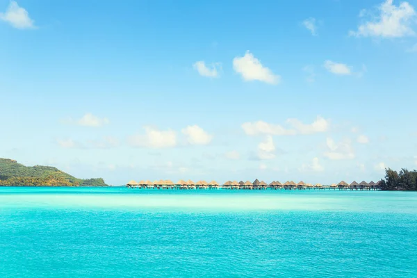 Vista deslumbrante da lagoa azul-turquesa e bungalows distantes nas costas — Fotografia de Stock