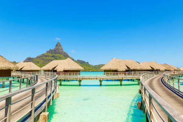 Sobre moradias de água em uma lagoa tropical de Bora Bora Island, Tahi — Fotografia de Stock