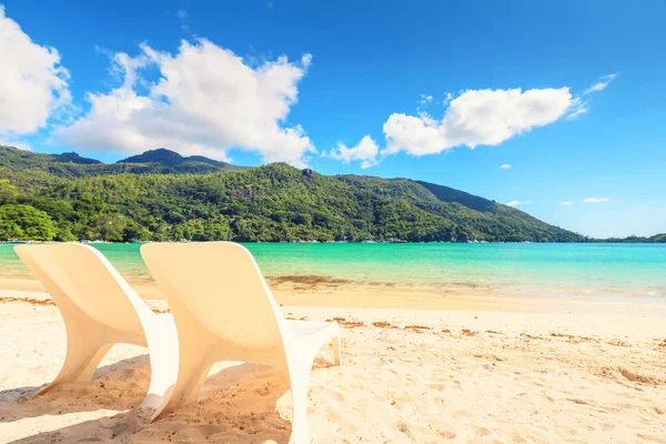 Due sedie da spiaggia bianche sulla riva del mare — Foto Stock