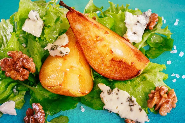 Zelený salát s karamelizovaného hruškami, vlašskými ořechy a modrým sýrem — Stock fotografie