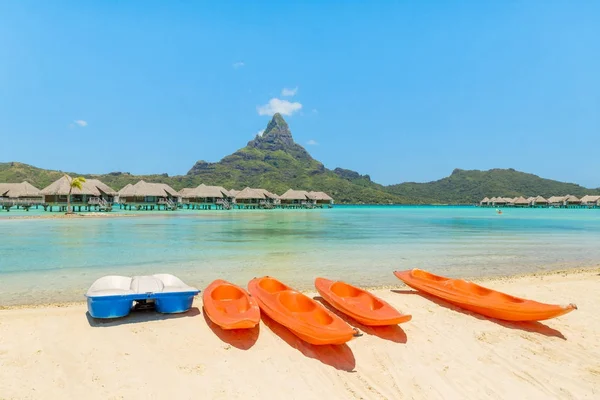 Caiaques de laranja na praia de areia branca, Bora Bora, Taiti, French Pol — Fotografia de Stock