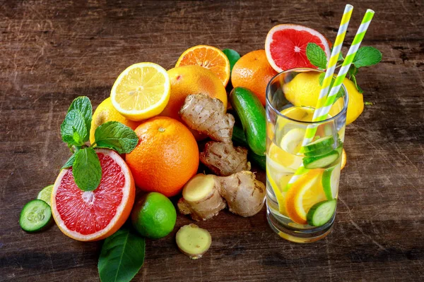 레몬, 자 몽, 오렌지, 민트, 오이 및 g과 물 팬티 — 스톡 사진
