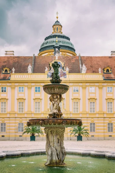 The main entrance of catholic monastery or abbey in town Melk, n — Stock Photo, Image