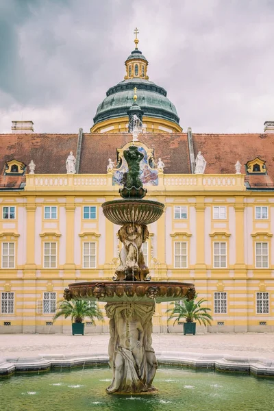 A entrada principal do mosteiro católico ou abadia na cidade de Melk, n — Fotografia de Stock