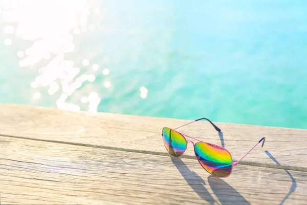 Gafas de sol Rainbow tumbadas en una cubierta de madera —  Fotos de Stock