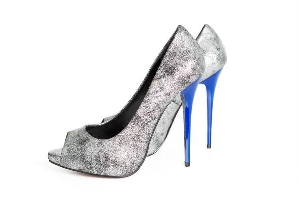 Plata gris y azul bombas de zapatos de la colina, aislado en blanco backgro — Foto de Stock