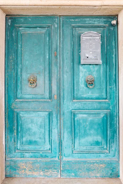 Od modré dveře domů na slavný ostrov Burano, Benátky, Ital — Stock fotografie