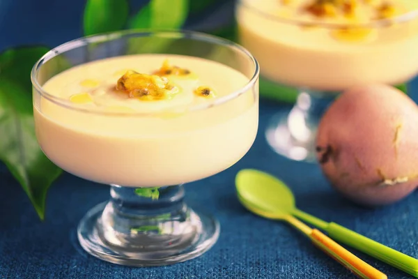 Passionsfrukt mousse i glas ramekin på Mörkblå bakgrund — Stockfoto