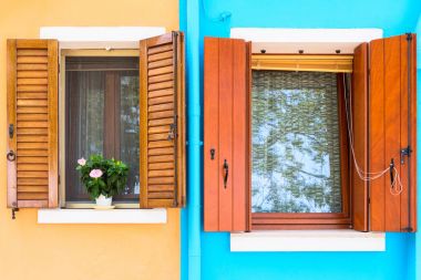 Hou mavi ve kahverengi duvarlarında panjurlar ile pitoresk windows