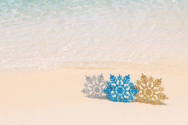 Noel ağacı süslemeleri üzerinde deniz sahil kumu - kış tatil ben