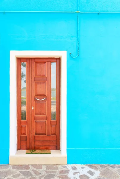 Hnědé dveře na modré zdi domů na slavný ostrov Burano, V — Stock fotografie