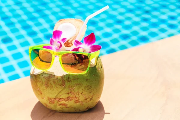 코코넛, 짚으로 핑크 난초 꽃과 녹색 선글라스에 — 스톡 사진