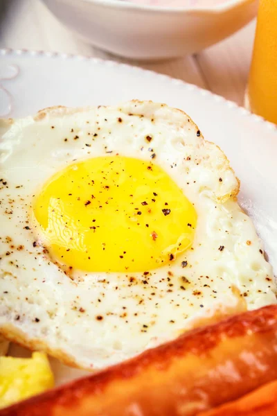 Café da manhã de ovos de lado ensolarados, linguiças, suco de laranja,, fechar — Fotografia de Stock