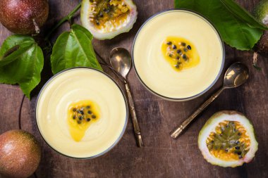 Passion fruit üstten görünüm mousse