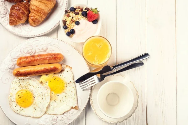 Desayuno con huevos, salchichas, zumo de naranja y fru — Foto de Stock