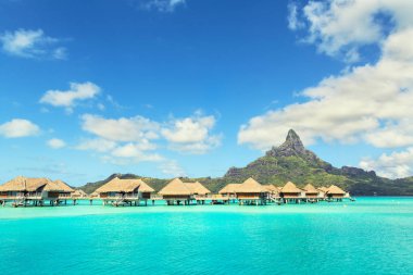 Otemanu dağın ve lüks bungalov Bora Bora Adası, Tahiti