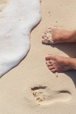 Dalga, okyanus plaj conce tatile ile kum plajındaki ayak