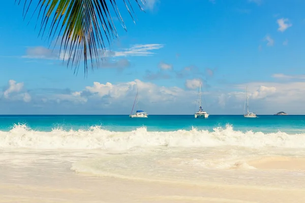 Tropisch strand en golvende zee op Prasline island, Seychellen — Stockfoto