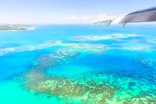 Vista aérea de la laguna turquesa cerca de Mahe, isla principal de Seyche — Foto de Stock
