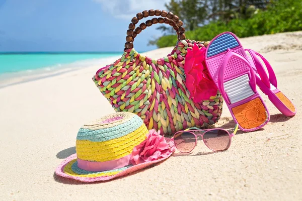 Borsa, cappello, infradito e occhiali da sole sulla spiaggia soleggiata, bea tropicale — Foto Stock