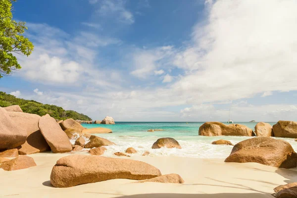 Spiaggia tropicale sabbiosa dell'isola di La Digue Seychelles con caratteristiche — Foto Stock