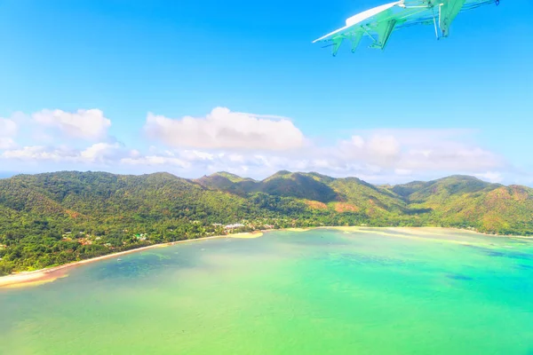 Вид с воздуха на бирюзовую лагуну возле Маэ, главный остров Сейше — стоковое фото