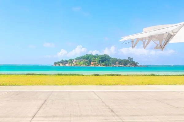 Vista desde la pista del aeropuerto en la isla "Anonyme", una pequeña isla en Seychelles — Foto de Stock