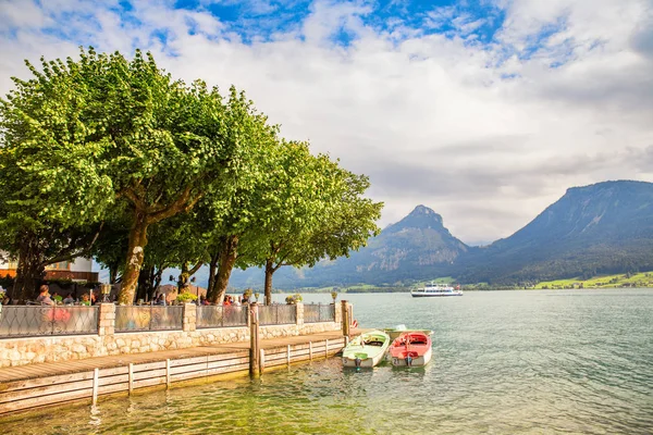 Pequeno café em Sankt Wolfgang cidade no lago Wolfgangsee, Áustria — Fotografia de Stock