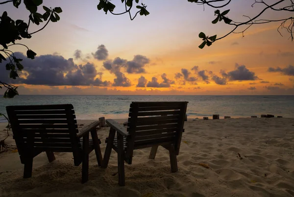 Dos Sillas Madera Una Playa Tropical Atardecer Con Poca Luz — Foto de Stock