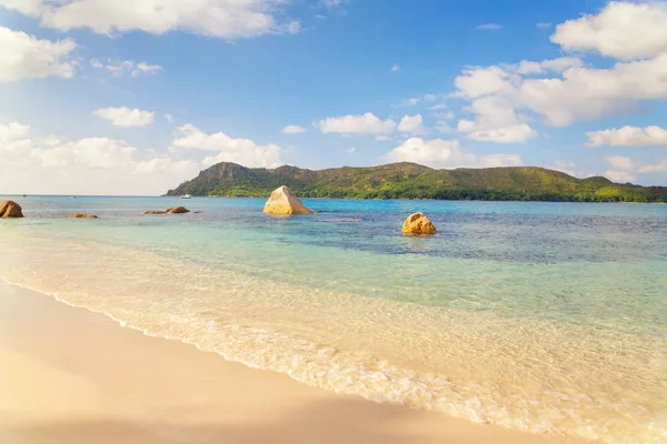 Spiaggia Tropicale Vista Mare Con Massi Tradizionali Sull Isola Delle — Foto Stock