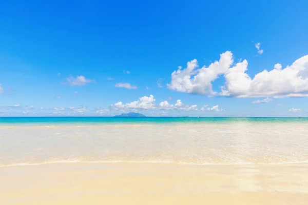 Pantai Tropis Berpasir Putih Dengan Pemandangan Jauh Dari Pulau Dan — Stok Foto