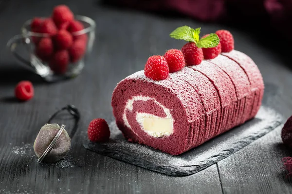 Sponge Swiss Roll Fresh Raspberry Sugar Icing Dark Background — Stock Photo, Image