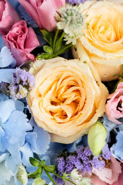Primer plano de hermoso ramo de flores de color suave con azul Hydra — Foto de Stock