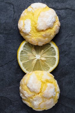 İki kırık limonlu kurabiye ve dilim taze limon da'da Krinkıl
