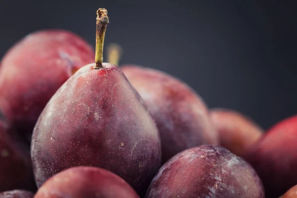 Group of ripe purple  plums, close up — Stock Photo, Image
