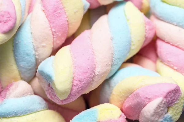 Bakgrund av vridna, färgglada marshmallow, närbild, makro — Stockfoto