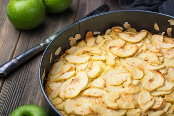 Tarta de manzana orgánica casera, descansando en forma de pastel de respaldo de metal . — Foto de Stock