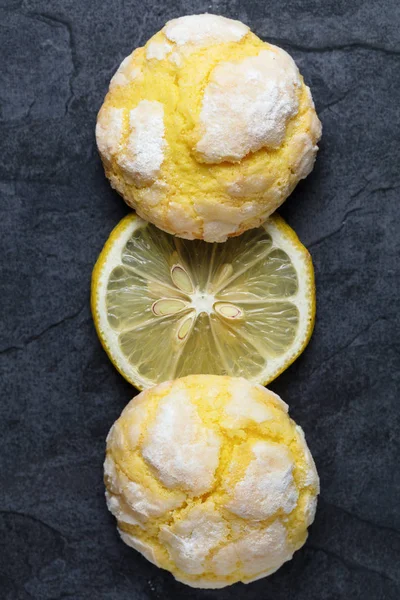 Due grinze screpolate Biscotti al limone e fetta di limone fresco su da — Foto Stock