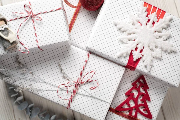 Kerst of Nieuwjaar ornamenten in rood en wit kleur op wit — Stockfoto