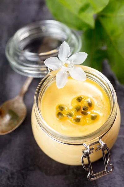 Mousse de fruta de la pasión en tarro de vidrio sobre fondo de madera oscura, ver — Foto de Stock