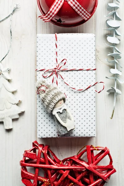 Kerst of Nieuwjaar ornamenten in rood en wit kleur op wit — Stockfoto