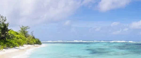 Panoramic view of tropical beach and clean azure water — Stock Photo, Image