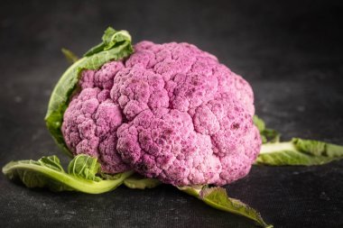 Koyu arkaplanda taze mor karnabahar 