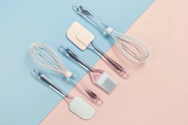 Utensílios de cozinha de silicone azul e rosa ob fundo rosa e azul — Fotografia de Stock