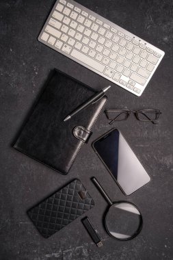 Ofis konsepti siyah arkaplan, düz yatış 