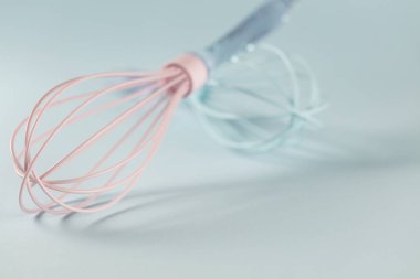 Pembe ve mavi silikonlu çırpı çırpma, mavi sırtı temiz.